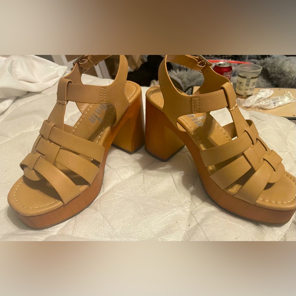 SHEIN SZ- 5.5 Womens NEW Strappy Tan Heel Sandal